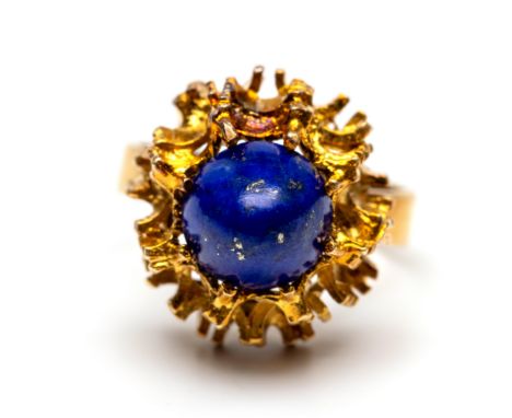 14 kt. Gouden ring, jaren '70. Met een grillige organisch vormgegeven bovenkant bezet met een konische cabochon geslepen lapi