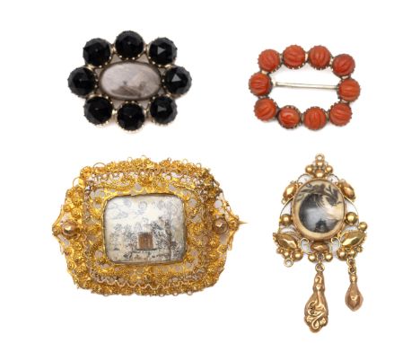 14 kt. Gouden cannetille broche met haarwerk, 19e eeuw. Met voorstelling van twee duifjes. Hierbij twee broches, vroeg 19 eeu