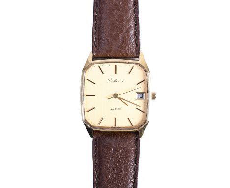 Certina, 14 kt. gouden heren polshorloge, quartz. Met datumaanduiding op de drie. Aan een bruin lederen band. kast 31 x 30 mm