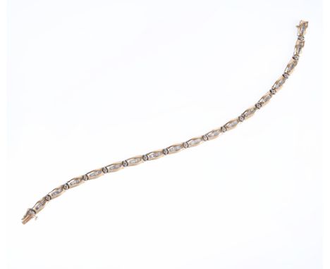 18 kt. Gouden armband. Opgebouwd uit rechthoekige fantasie schakels bezet met tapered geslepen diamant, de tussenschakels bez