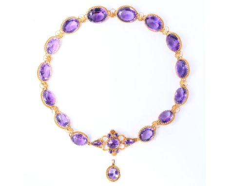 14 kt. Gouden rivière collier in empire stijl, bezet met ovale amethisten waartussen palmetten. De sluiting in de vorm van ee
