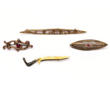 14 kt. gouden broche met bloemen, bezet met achtkant geslepen diamant. Hierbij twee broches bezet met paste (één beneden wett