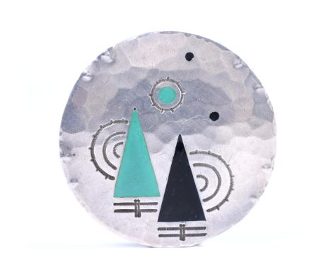 Hannie van der Laan de Vries, zilveren ronde broche jaren ' 20. Het oppervlak gehamerd, met een abstract decor van onder ande