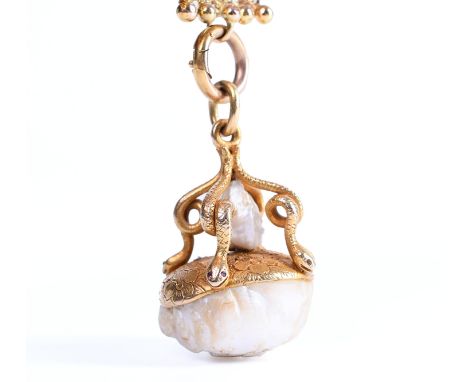 18 kt. Gouden cachet vormige hanger, 19e eeuw. Bestaande uit een vermoedelijk natuurlijke barokparel waarop een gouden plaatj