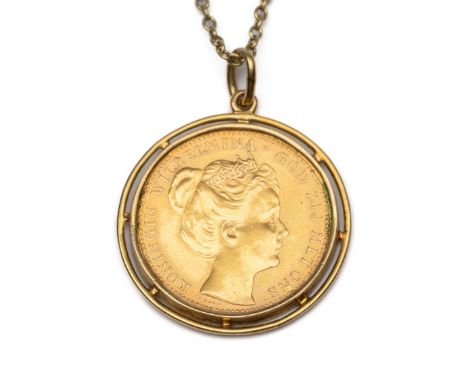Gouden tientje, Wilhelmina met opgestoken haar, 1898. In een gouden muntrand en aan een 14 kt. gouden anker schakel collier. 