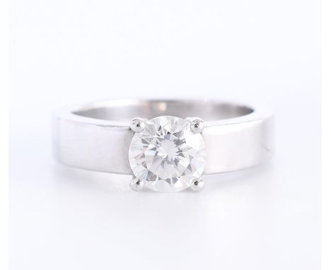 18 kt. Witgouden solitair ring, bezet met een briljant geslepen diamant van 1.06 ct., kleur H, zuiverheid SI2. Met certificaa