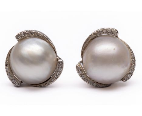 18 kt. Witgouden oorclips, centraal gezet met een mabé parel met een diam. van ca. 20 mm waaromheen drie druppels bezet met a