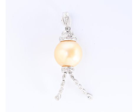 18 kt. Witgouden hanger. In het midden een geelgouden Zuidzee parel  waaronder een kwastje bezet met achtkant geslepen diaman