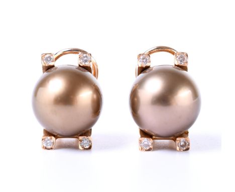 18 kt. Roodgouden boogvormige oorstekers, elk bezet met een bruine ronde Tahiti parel (diam. ca. 12,2 mm). De uiteindes van d