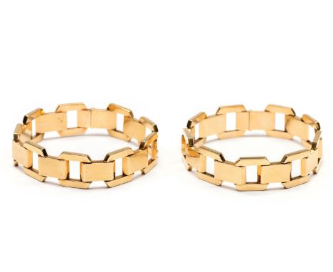 Twee identieke 14 kt. gouden armbanden. In de vorm van een platte tank schakel, meesterteken op beide armbanden identiek maar