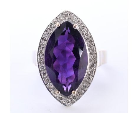 18 kt. Witgouden markies ring. Centraal bezet met een dieppaarse amethyst ( 17,6 x  10,3 mm, krasjes) in een entourage van kl