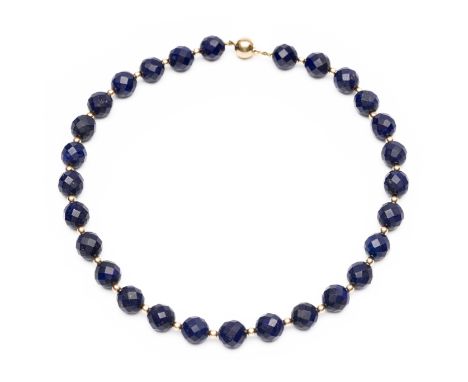 Collier van gefacetteerde lapis lazuli kralen, met een diam. van ca. 11 mm, met gouden tussenkralen, aan een 14 kt. gouden bo