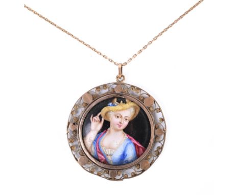 Beneden wettelijk gehalte gouden hanger met portret van een dame uitgevoerd in emaille de peinture. De zetrand gedecoreerd me
