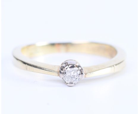 14 kt. Gouden solitair ring bezet met een oud briljant geslepen diamant van ca. 0.10 ct, chip bruto 3,6 gr., ringmt. 18,75 [1