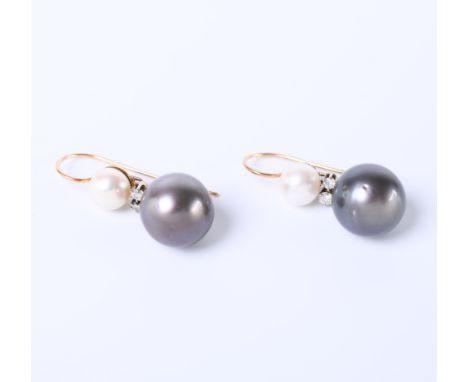 14 kt. Gouden parel oorhangers. Elk met een grijze Tahiti parel (diam. ca. 12,4 mm) en een witte cultivé parel waartussen twe