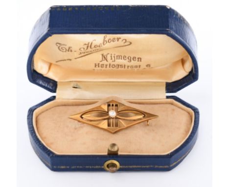 14 kt. gouden ruitvormige broche, Art Deco. Deels opengewerkt en centraal bezet met een kleine parel. In een etui van Th. Hoe