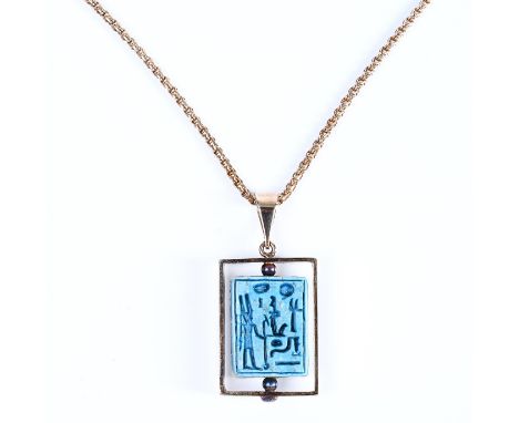14 kt. gouden rechthoekige hanger, met in het midden een stuk faience met hiërogliefen. Aan een 14 kt. dubbel jasseron schake