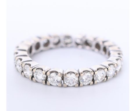 14 kt. Witgouden alliance ring, bezet met briljant geslepen diamant met een totaalgewicht van 1.76 ct, kleur F-G, zuiverheid 