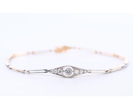 14 kt. Wit met geelgouden fijne armband, Art deco. Met centraal een ruitvormig ornament bezet met kleine oud briljant geslepe
