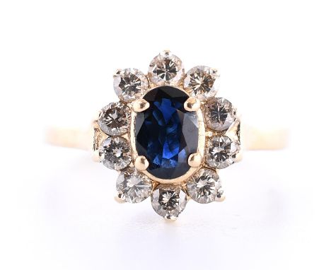 14 kt. Gouden ring, centraal bezet met een ovale donkerblauwe saffier ( 6,2 x 4,3 mm) in een entourage van briljant geslepen 