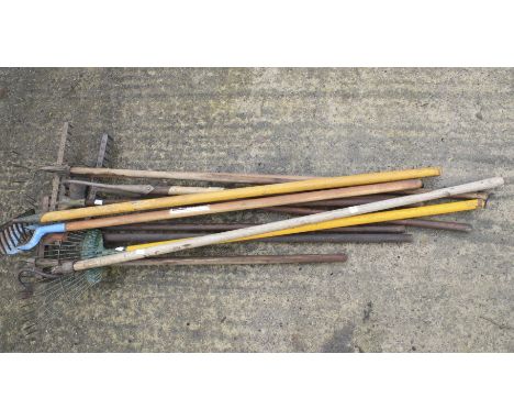 Ten assorted garden hand tools including racks and hoes