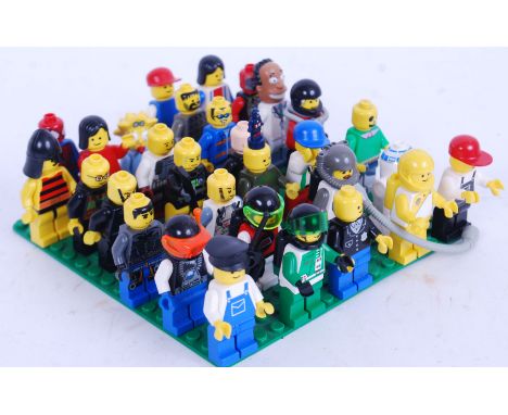 LEGO: A collection of 30x Lego minifigs / minifigures to include vintage, Lego Space, 1980's, Town, Simpsons, Star Wars and o