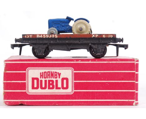 HORNBY DUBLO: An original vintage Hornby Dublo 4649 Low Sided Wagon and Tractor. Complete, within the original box.
