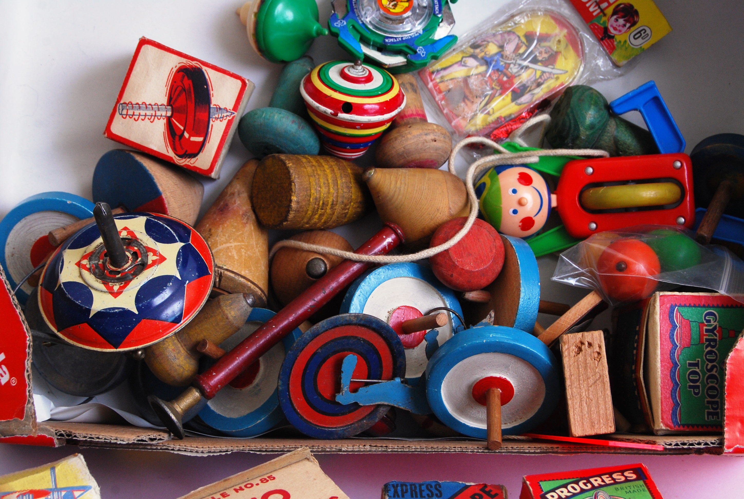 VINTAGE SPINNING TOPS: A good collection of Edwardian to mid-20th ...