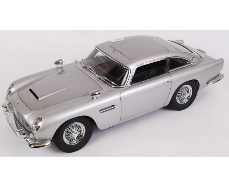 JAMES BOND 1:8 SCALE ASTON MARTIN; A large and heavy quality 1:8 scale Eaglemoss diecast precision model of James Bond's Asto