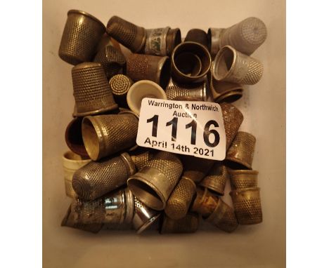Tub of mixed vintage thimbles. P&amp;P Group 1 (£14+VAT for the first lot and £1+VAT for subsequent lots) 
