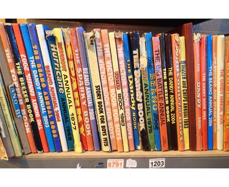 Large collection of vintage Beano, Dandy and other annuals, c1980-2000s. Not available for in-house P&amp;P, contact Paul O'H