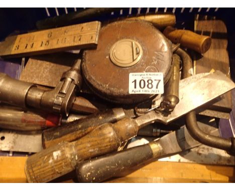 Tray of vintage tools including military examples, Rabone chisels etc. P&amp;P Group 2 (£18+VAT for the first lot and £3+VAT 
