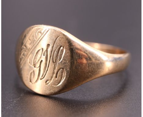 A 9 ct gold signet ring, bearing an engraved monogram, Z+5, 4.8 g