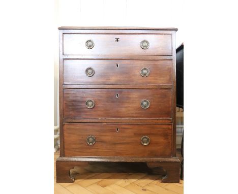 A late Georgian mahogany chest of drawers, having ring handles with brass back-plates, 54 cm x 67 cm x 86 cm