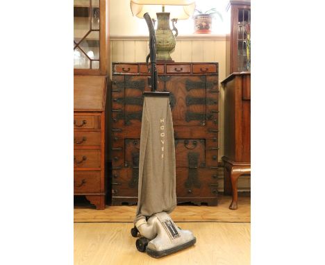 An vintage 1930s Hoover upright vacuum cleaner, [sold as a collectable / curio, not suitable for use]