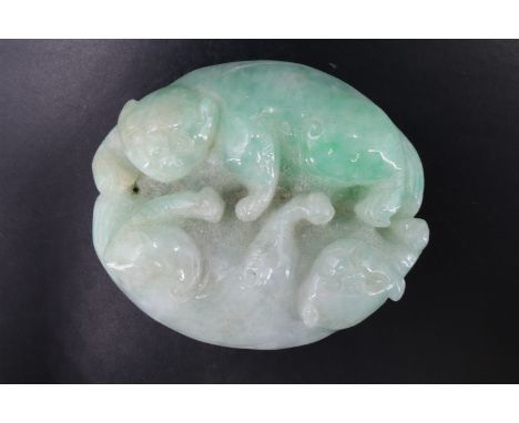 A Chinese carved jade pair of nestling cats, 4.5 cm x 3.5 cm