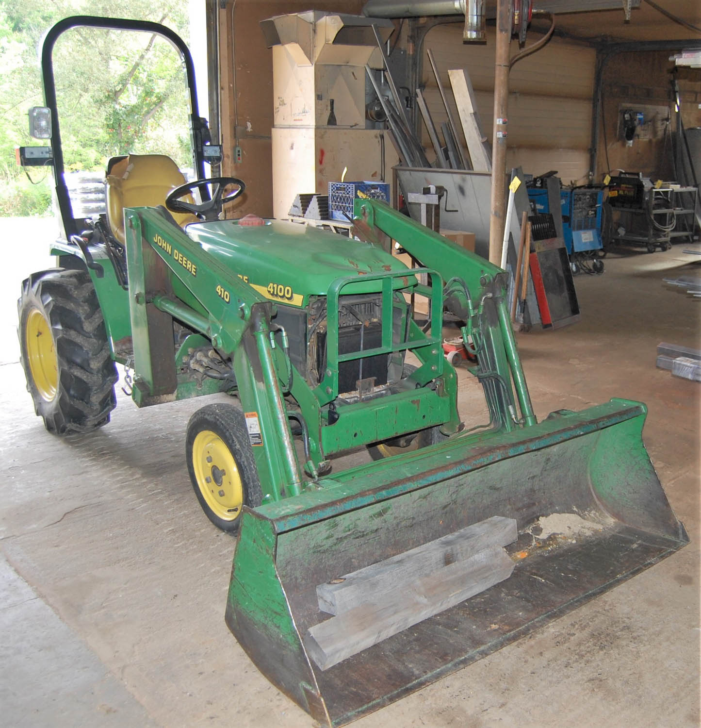 JOHN DEERE MDL 4100 GAS OPERATED FRONT END LOADER, 60'' WIDE BUCKET
