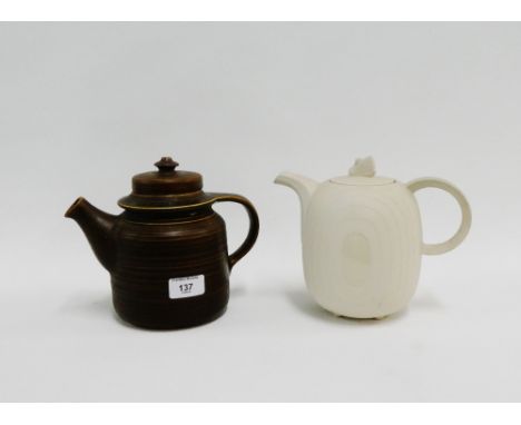 Hornsea teapot and a studio pottery teapot, (2) 