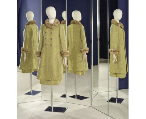 CHANEL, collection Haute Couture, circa 1955. Ensemble de jour en tweed à dominante verte.Création: Gabrielle CHANELIl se com