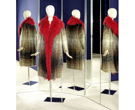 CHANEL, collection Haute Couture, Automne-Hiver 1963. Manteau en laine mohair.Création: Gabrielle CHANELDe forme droite, impo