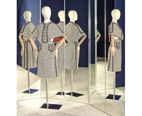 Lola PRUSSAC, collection haute Couture, circa 1950. Ensemble de jour en tweed automnal partiellement rebrodé de bandes de lai