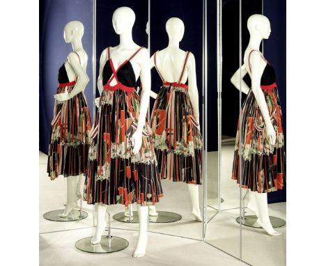 Bill GIBB, collection Prêt à Porter, circa 1975. Robe en mousseline multicolore.Haut à effet de brassière noire et rouge acco