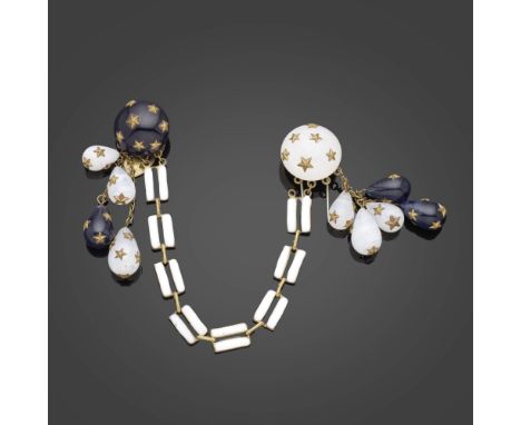 CHANEL, attribué à, circa 1930. Clips de corsage duette à motif d'étoiles.Chaine en métal doré retenant des motifs en pâte de