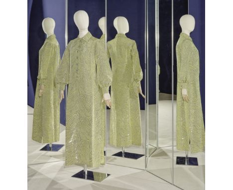SAINT LAURENT Rive Gauche, collection Prêt à Porter, circa 1968. Robe du soir longue en lurex vert, or et argent.A décor d'ar