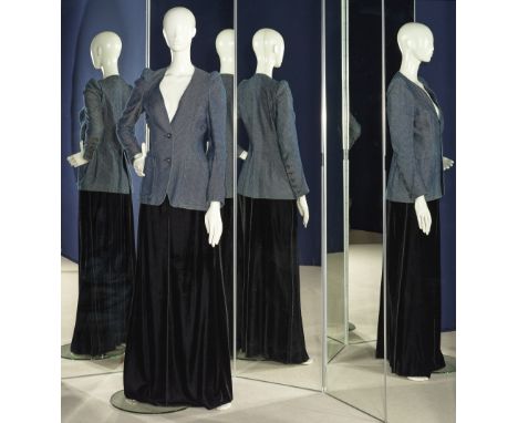 Maison Martin MARGIELA, collection Prêt à Porter, Automne-Hiver 1991. Ensemble composé d'une veste à chevrons bleue et jupe e