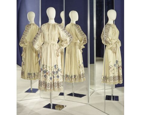 LANVIN, collection Haute Couture, circa 1975. Ensemble de cocktail en lin de soie ivoire rebrodé.Directeur artistique: Jules-
