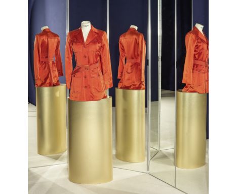 Saint LAURENT Rive Gauche, collection Prêt à Porter Printemps-Eté 1971. Veste saharienne en satin de soie corail.Création Yve