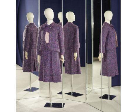 CHANEL, collection Haute Couture, circa 1965. Tailleur en tweed de laine violet et bleu.Création: Gabrielle CHANEL Veste droi
