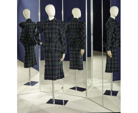 THIERRY MUGLER, collection Prêt à Porter, Automne-Hiver 1983. Tailleur en lainage écossais.Veste à col rond, deux poches poit