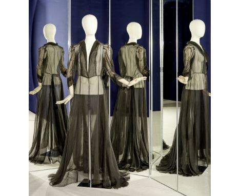 Madeleine VIONNET, collection Haute Couture, circa 1938. Manteau du soir en mousseline de soie noire.De forme ample et fluide